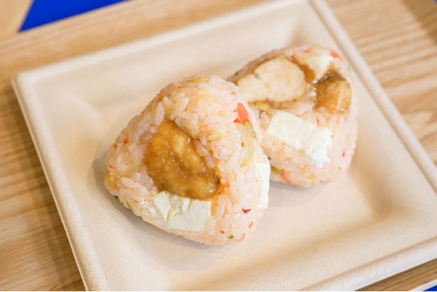 鶏ササミの照り焼きとフェタチーズ、野菜のピクルスがゴロゴロ入って、栄養も満点