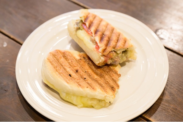 コラボメニューの「ホットサンド バジルポーク＆モッツアレラチーズ」(900円/奥）、「ホットサンド ヨーロピアンクワトロハニー」(800円/手前)※写真は半分にカットしたもの