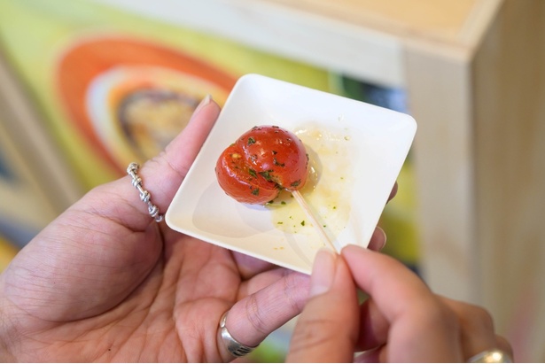 試食用の「トマトの大葉オイル和え」(ギリシャ×日本)。試食として提供するペアリングメニューは公式サイトでレシピを公開中