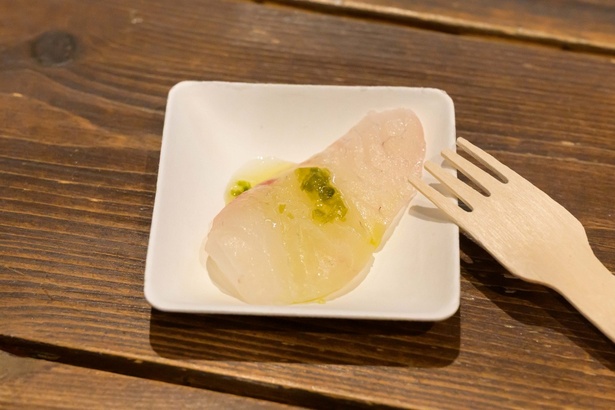 試食用の「鮮魚のお造り 結晶塩と青のりソース」(スロベニア×日本)