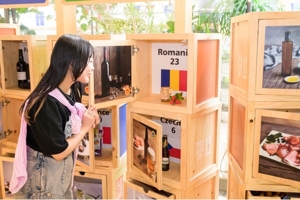 店内入って左側に、EU加盟国の特産品を紹介する扉が。どこの国にどんな商品があるのか確かめてみよう