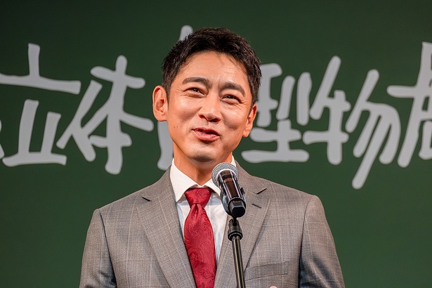 テレビ番組の収録で、制作中の「サボイアS-21」を目の当たりにした小泉孝太郎さん。無垢の状態の機体を見て、フォルムの美しさに感動したという