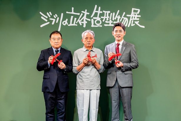 オープニングセレモニーに登場した、俳優の小泉孝太郎さん(右)、サボイアS-21の制作に携わったマーブリングの伊原弘さん(中央)、スタジオジブリ代表取締役社長・日本テレビ放送網代表取締役社長・執行役員の福田博之さん(左)