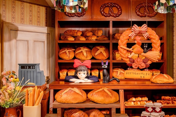 グーチョキパン店で店番をしながら、“お届け屋さん”を始めたキキとジジ