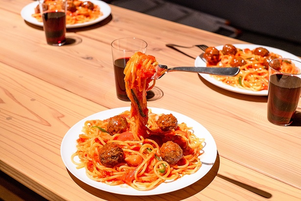 ミートボールがのったトマトソースのパスタは、『紅の豚』に登場するジブリ飯。ホンモノそっくりのクォリティの高さに、思わずヨダレが出そうになる