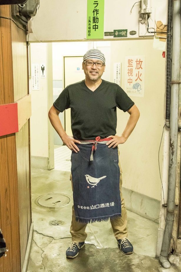 店主の小吉唯幸さん。｢昭和レトロな三角市場には個性的な店がたくさん。ぜひ飲み歩きを楽しんで ｣