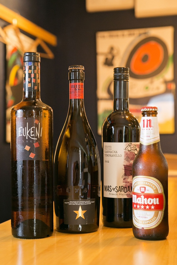 ビール界のドンペリを称される｢イネディット｣(ボトル2160円)や、自然派ワインなども並ぶ
