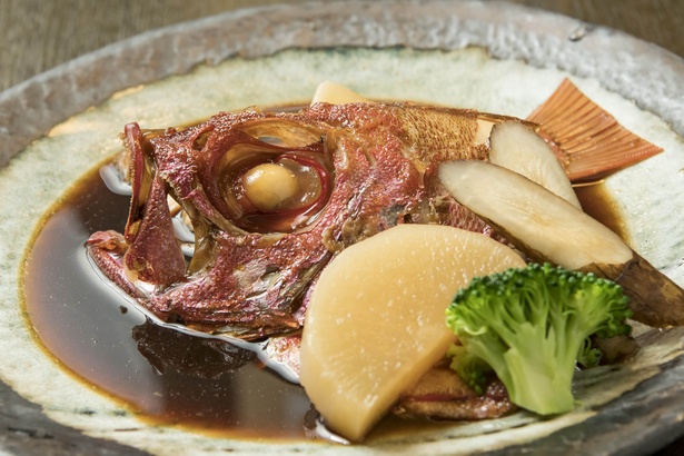 【写真を見る】｢キントキダイの煮付け｣(3000円)。甘くて濃厚なダシの味が身によく染みている。目のまわりの身もおいしい