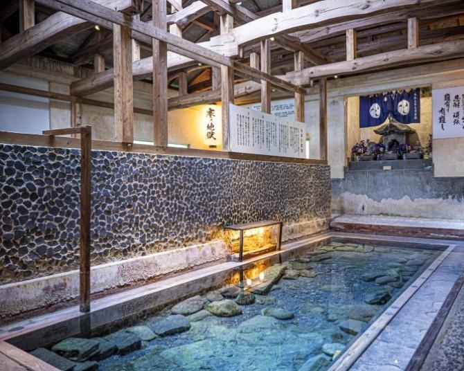 ここは地獄か!?夏でも凍える“寒の地獄”と灼熱の“暖の地獄”のパワーがスゴい【九州の日帰り温泉vol.5】