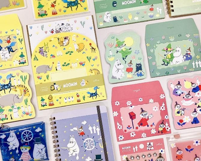 ムーミンの夏向けステーショナリーが発売！原作コミックス柄のレターセットやマルチケースなど全28点