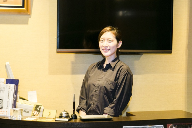 スタッフの廣瀬紗希さん。笑顔で迎えるおもてなしも評判
