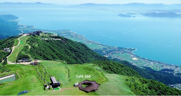 青い湖と緑の山に囲まれた絶景ロケーション