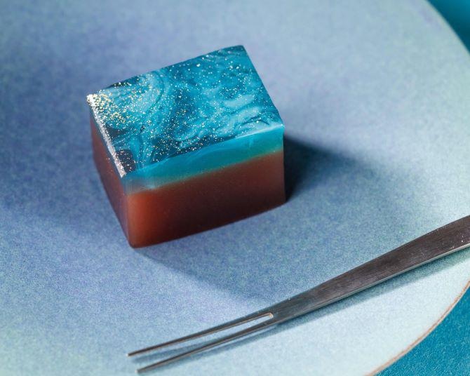 “食べる夜空”が美しすぎる！彩雲堂の夏季限定羊羹「満天」で夏の星空を味わう