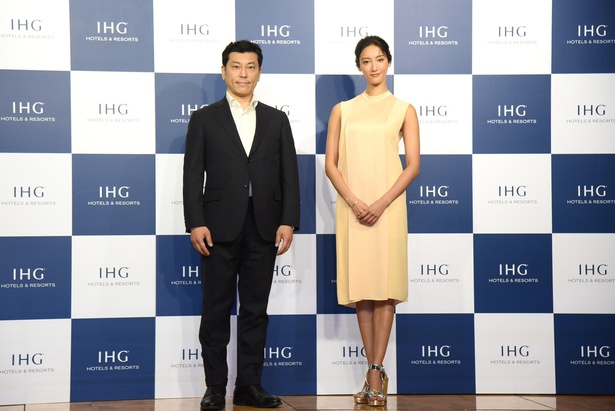 菜々緒さんと、IHGホテルズ＆リゾーツディレクター・マーケティングシェアードサービス、日本＆ミクロネシアの山田康介さん
