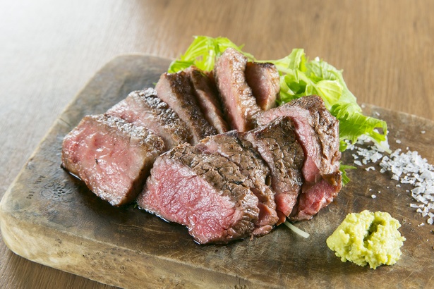 ｢ビーフマンステーキ＆赤身ステーキ ハーフ＆ハーフ｣(200g2030円)。イチボなどの希少部位と熟成赤身肉が一度に味わえる