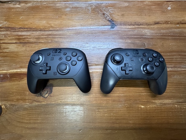 左がSwitch 2用のProコン、右がSwitch用のProコン