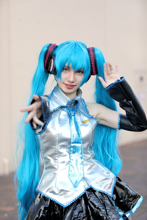 瞳に吸い込まれそう！初音ミクに扮する美女レイヤー