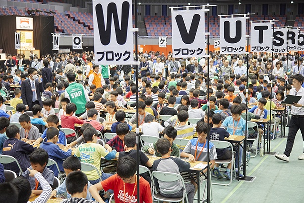 10月14日に開催された大阪大会の様子。こども大会の参加者は年々増加しており、将棋ブームの勢いを感じる