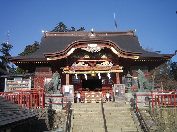 参道を抜けて階段を上ると、豪華絢爛な本殿が立つ武蔵御嶽神社が現れる