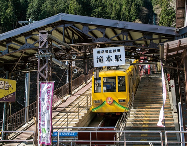 滝本駅から標高831mの御岳山駅までは、ケーブルカー(大人片道590円)を利用