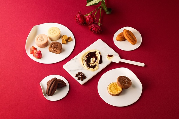 写真左上は、ベルギー産発酵バターとチョコレートの味わいがふんだんに楽しめる、ショコラティエならではのバターサンド各種(1個 648円)。右上と左下は、しっとりと焼き上げた生地からふわっと香るベルギー産発酵バターと、カカオの味わいが絶妙に調和したフィナンシェ各種(1個 432円)。右下はフランス・ブルターニュ地方の伝統的焼き菓子であるガレットをアレンジした、リッチな味わいのガレット各種(1個 432円)