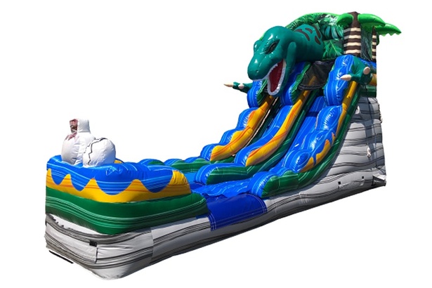 7月26日(土)・27日(日)には、8階屋上「スカイデッキ広場」に「恐竜ウォータースライダー」が登場！(500円/5分)