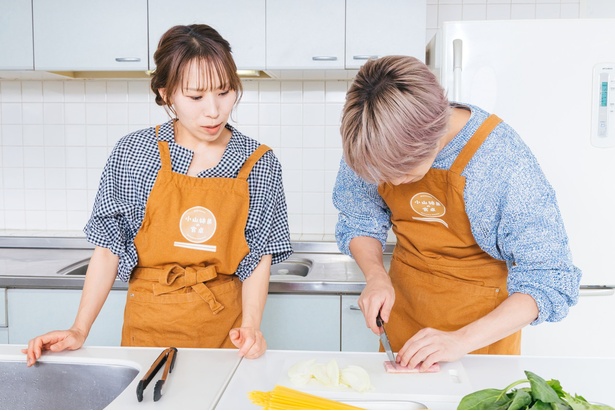 玉ねぎ、ベーコンをカットする小山さん 調理／みきママ　撮影／福井麻衣子　スタイリング（衣装）／三島和也（Tatanca）　スタイリング（フード）／カナヤマヒロミ　ヘア&メイク／佐藤真希　取材・文／岸野愛