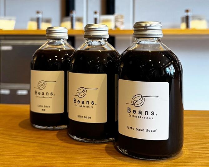 スペシャルティコーヒー専門店「Beans. Coffee＆Roasters」で人気のラテベースに、待望の「デカフェ」と「浅煎り微糖」が登場！