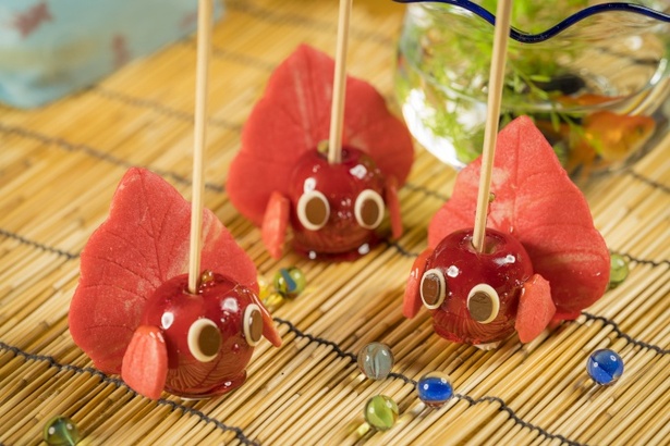大きな尾びれがかわいい「金魚ねぷたりんご飴」