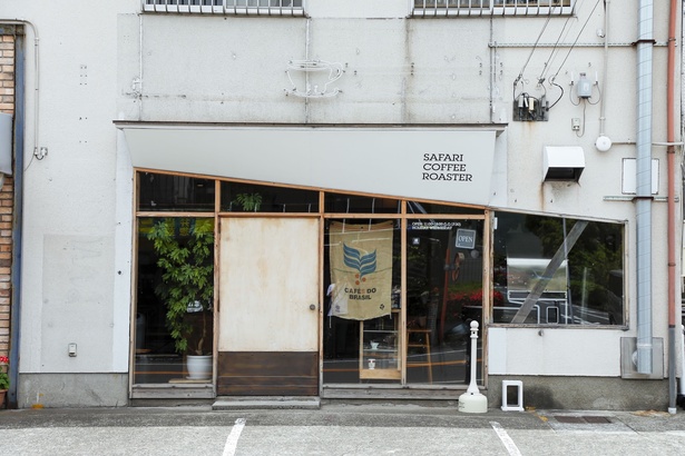 外観からでも焙煎機があることがわかる