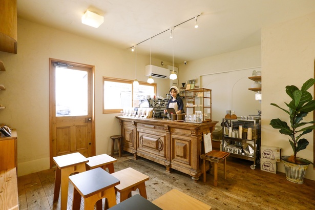 【写真】立地はもちろん内装にもこだわった中津店。アンティーク家具を活用したカウンターがかっこいい