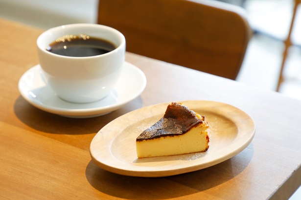 中津店はカフェ利用にも力を入れる。ドリップコーヒー(600円〜)とバスクチーズケーキ(400円)