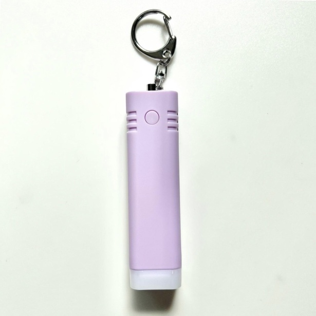 【キーホルダータイプの防犯ブザー】単四形アルカリ乾電池を1本使用　　どう使う▶