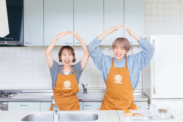 モンブランということで仲良く栗ポーズ笑顔バージョン！ 調理／みきママ　撮影／福井麻衣子　スタイリング（衣装）／三島和也（Tatanca）　スタイリング（フード）／カナヤマヒロミ　ヘア&メイク／佐藤真希　取材・文／岸野愛