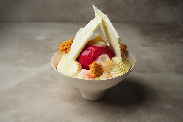 「Seiste」の「白桃とカカオパルプのパルフェ」(2420円) ※各日100個限定、ジェイアール名古屋タカシマヤ限定