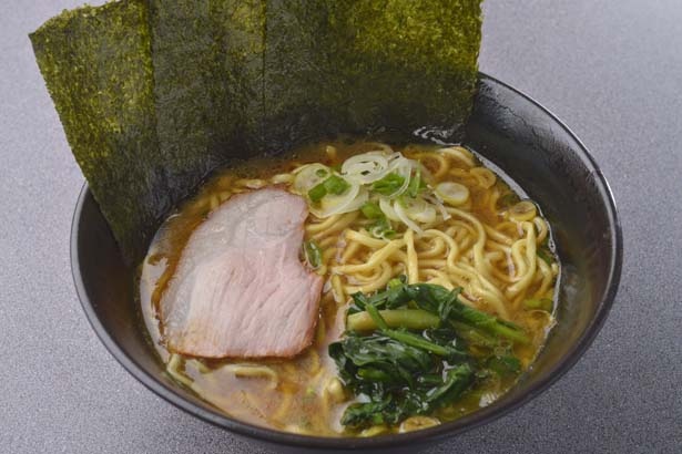 「ラーメン｣(700円)。横浜を代表するご当地麺！これが正真正銘の家系！