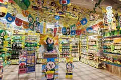 特設スペースは想像以上に広かった！限定グッズのほか、オフィシャルグッズも取り扱いあり