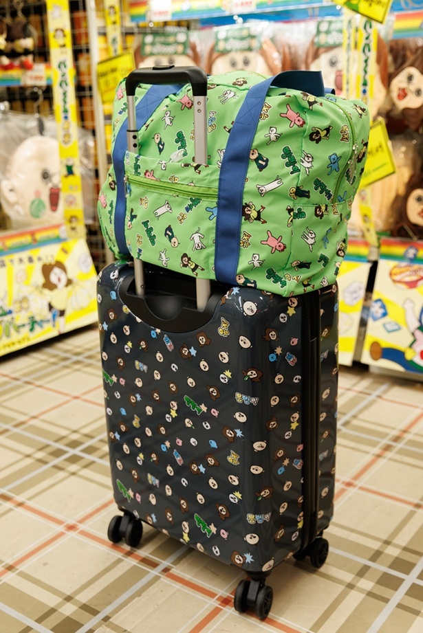 「折り畳みバッグ」(2199円)と、カバーと同じ総柄デザインの「キャリーケース」(1万4299円)