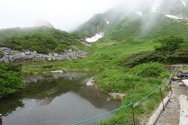 【写真を見る】周遊コースにある剣ヶ池付近は、池と宝剣岳、千畳敷カールを1枚の写真に収めることができる絶好の撮影ポイント