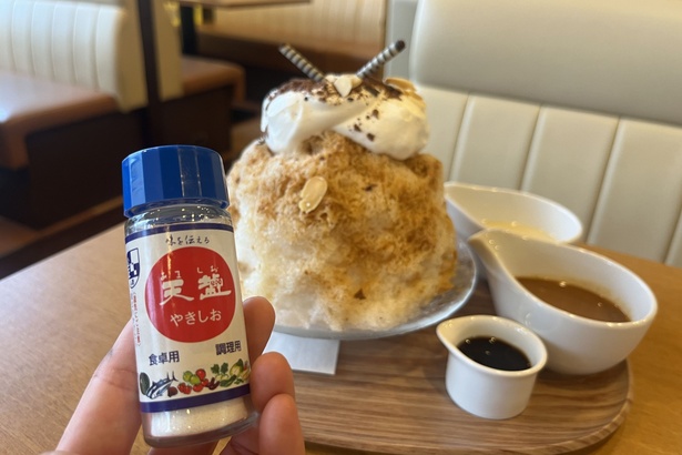 ココスの各テーブル(もしくはドリンクバー)には塩が設置されていて、それをかけると塩キャラメルのような味わいに！