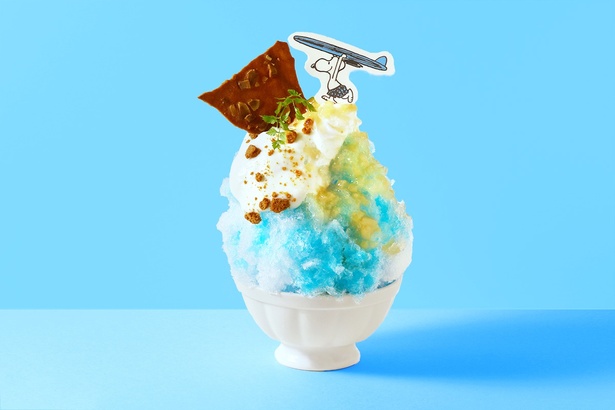 「サーフィン スヌーピーのブルーハワイかき氷」(イートイン：1400円/テイクアウト：1000円) 
