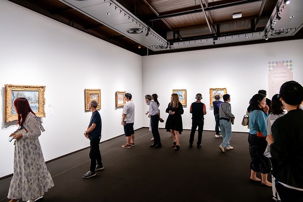 それぞれの作品を見比べながら楽しめる1章「ルノワールとセザンヌ」の展示室