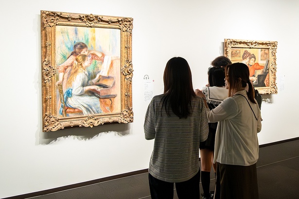 【写真】ルノワールの『ピアノの前の少女たち』を前に、以前見た作品との違いに気づいた、編集部員。その理由は後ほど作品紹介で…