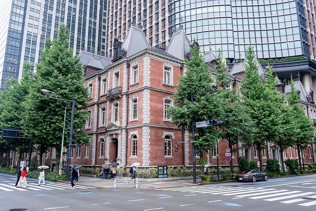 三菱一号館美術館は、1894年に建設された赤煉瓦の建築を復元。クラシックな赤煉瓦の外観が特徴