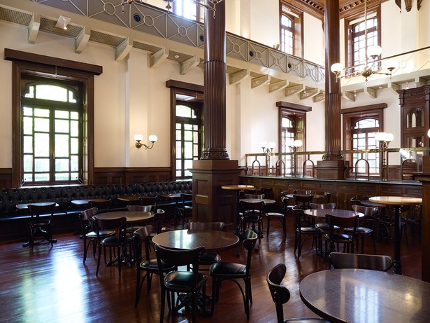 「Cafe 1894」は、かつて銀行として使われていた佇まいを残す、クラシカルな雰囲気