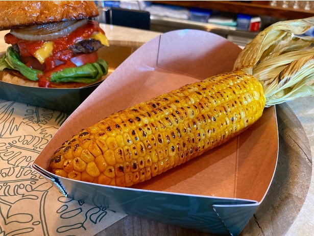 甘くジューシーなコーンを特製バターで味付けした「THE WILD グリルコーン」(1000円)