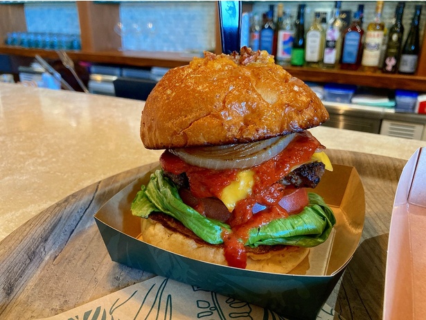 石垣島で育った黒毛和牛を使用したワイルドな「THE WILD ビーフバーガー」(2000円)