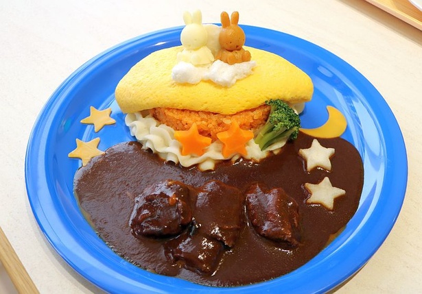 「エブリデイ・セレブレーションキッチン」の「ミッフィー夢の中のオムライス」(2200円)はボリューム満点！マッシュポテトを使ってプルンと仕上げた新食感のミッフィーモチーフがトッピングされている