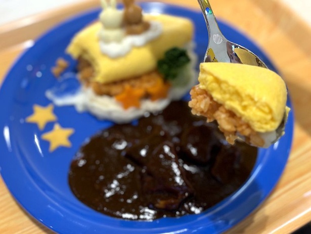 ふわふわ卵の上でミッフィーとメラニーが“空を楽しく遊んでいる”姿をイメージ。濃厚なソースと、ゴロッと大きなお肉を満喫できる
