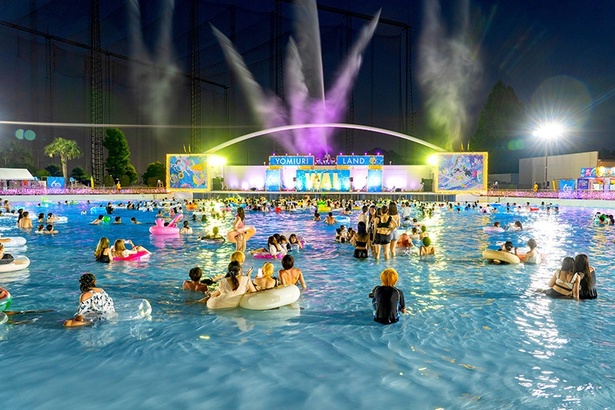 「プールWAI」は夜もアツい！ナイトプール限定のウォータショー「ナイトSPLASH!!」